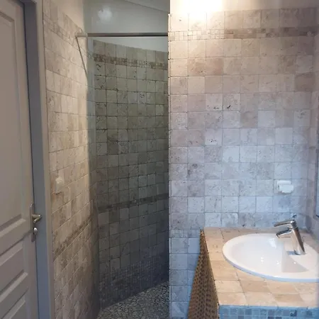 Villa Charmante Avec Piscine A Collias, 115 M² *