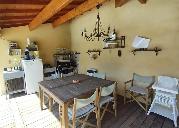 Villa Charmante Avec Piscine A Collias, 115 M² 4*