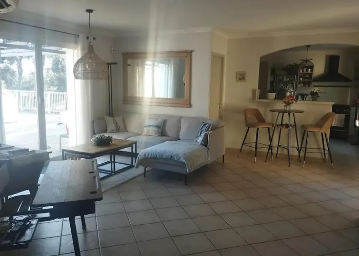 Villa Charmante Avec Piscine A Collias, 115 M² Villa *